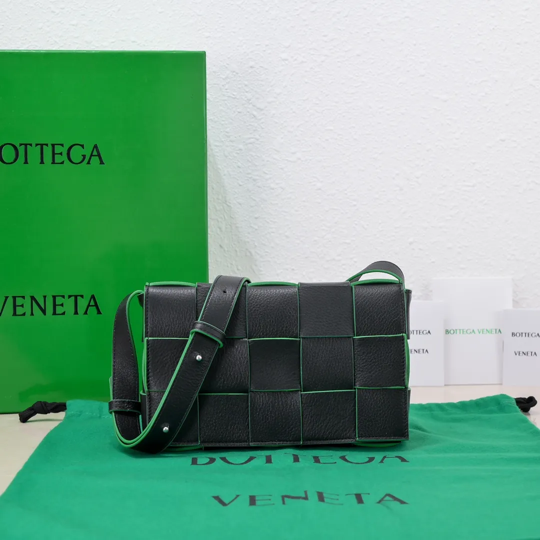 B's new product🎈 cassette litchi pattern with matte leather woven Rubik's Cube bag, triangle logo pattern 🔺🔺☑️ crossbody/clutch bag, square bag shape with classic woven elements, overall retro and tasteful, there are many colors, each color is very high-end, elegant and simple but with a cool style. The upper body is fashionable and classy. I like the soft lambskin. Size 23x15x6cm, model: 6687# litchi pattern
